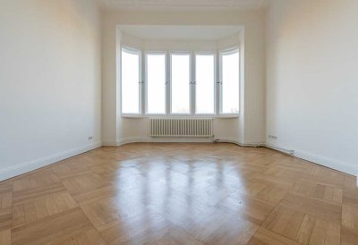 Beautiful Altbau Apartment with Balcony by the River Spree