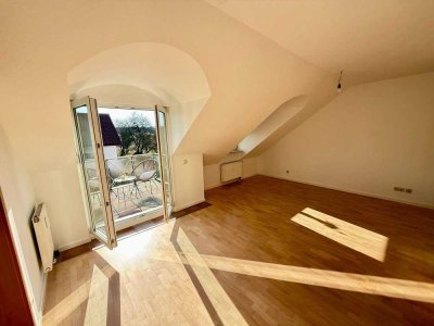 Lichtdurchflutete Dachgeschosswohnung mit Erkern und zwei Balkonen in ruhiger Lage von Schwabach