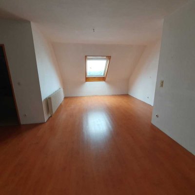 Ansprechende Maisonette-Wohnung mit vier Zimmern und Vorgarten in Ketsch