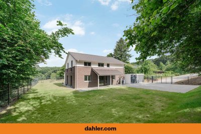 Neubau mit Stil: Effizientes EFH mit Wärmepumpe, Doppelgarage, Grünblick & möglichem Baugrundstück