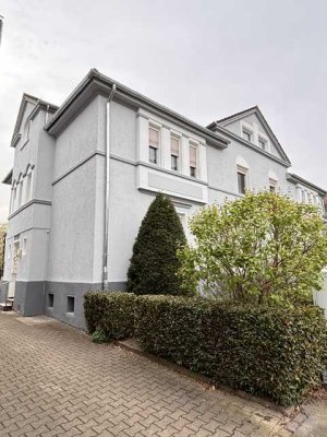 Generationenhaus mit 3 WE´s in grüner und gewachsener Lage mit traumhaftem Garten und zwei Garagen!!