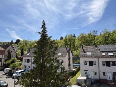 Ruhige Dachgeschosswohnung mit Weitblick ins Grüne – sofort verfügbar