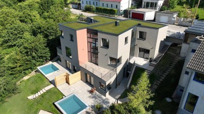 Elegantes Wohnen im Grünen: Designerhaus mit großem Grundstück &amp; Aussicht