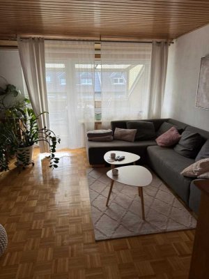 KR-Bockum (Blumenviertel): Helle 63 m² DG-Wohnung mit neuem Bad, Balkon & Blick ins Grüne