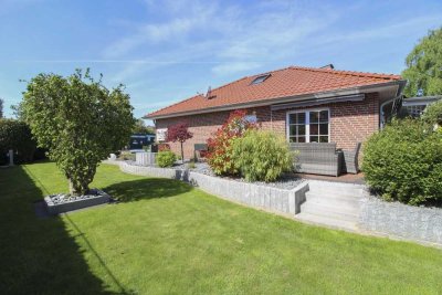 Traumhaft wohnen im Grünen – moderner Bungalow mit Pool, Loft und großem Gartenparadies