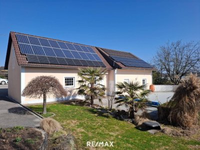 Großes Familienhaus mit Pool, 4 Garagen und extra Baugrundstück.