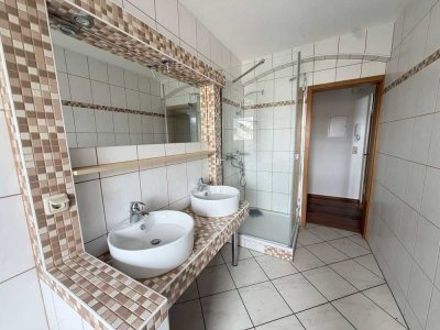 **frisch sanierte große 2 Zimmer Wohnung im 3. OG mit Gäste WC * zentrumsnah**