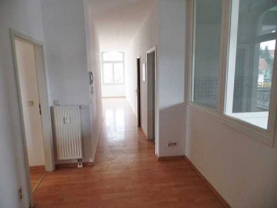 ** Helle 4-Raum-Wohnung mit EBK, Lift und Parkdeck **