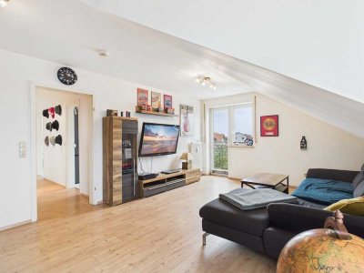 Großzügige, gepflegte 2 ZKB Dachgeschosswohnung mit Balkon