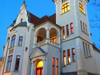 Großzügige 4-Raumwohnung in einzigartiger Villa mit Parkett, Vollbad, EBK,Gäste-WC und Terrasse..!!!