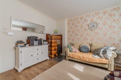 Schöne 2-Zimmer-Wohnung mit Einbauküche, Kamin im Wohnzimmer, eigenem Gartenanteil und Loggia