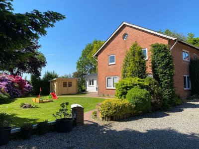 Mehrfamilienhaus mit fünf Wohneinheiten und schönem Garten in Stedesand zu verkaufen.