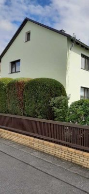 Ansprechende und modernisierte 2-Raum-Hochparterre-Wohnung mit Balkon in Schwarzenfeld