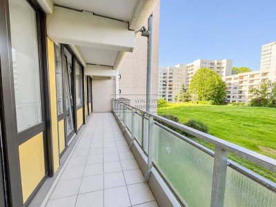 Bezugsfrei in Köln-Junkersdorf: 3,5 Zimmer mit großem Balkon und TG-Stellplatz