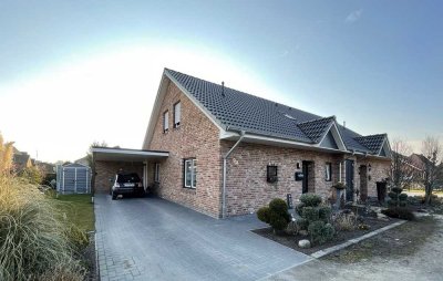 Neuwertige Doppelhaushälfte mit Carport in Warsingsfehn