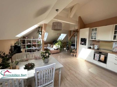 WINCHERINGEN: 3 WOHNUNGEN / 348 M² WFL. / GARAGEN / GARTEN / AUSBAUPOTENZIAL