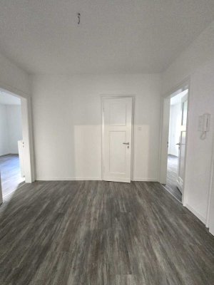 „2,5 Zimmer, 84 qm – frisch gemacht und bereit, dein Leben zu verbessern.“ Termine s. Text