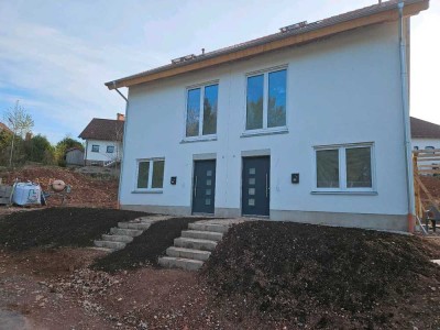 Modernes Wohnerlebnis mit Stil und Komfort – Neubau-Doppelhaushälfte in ruhiger Lage