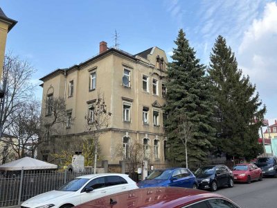 unsaniertes Mehrfamilienhaus in Cotta