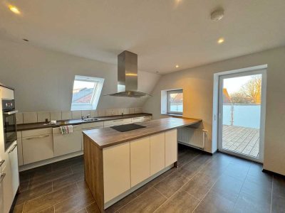 Großzügige, renovierte Dachgeschosswohnung mit Dachterrasse und Einbauküche