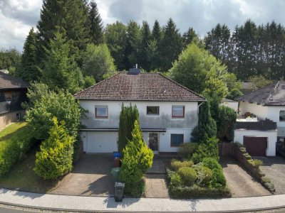 Einfamilienhaus mit Garage auf großem Grundstück in schöner Lage