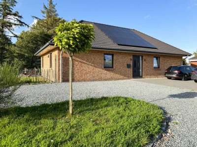 Moderner Bungalow (Bj.2022) mit PV-Anlage, großem Garten & Ausbaureserve