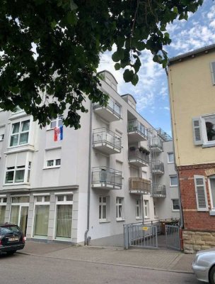Auch als WG-Wohnung - moderne 4-Zi.-DG-Wohnung mit Stellplatz und Dachterrasse