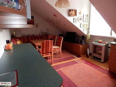 Charmante Altbau-Dachgeschoßwohnung in Grünruhelage