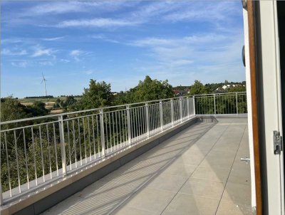 Lichtdurchflutetes Penthouse mit 4 Zimmern und Dachterrasse in Schöneck