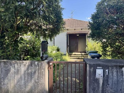 Winkelbungalow mit Walmdach auf einem großzügigen Grundstück in Bickenbach