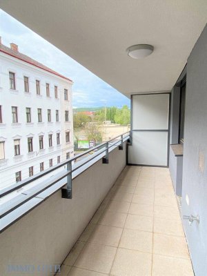 SEHR HELLE, RUHIGE, NEUWERTIGE MIETWOHNUNG MIT VOLLAUSGESTATTETER KÜCHE, großer LOGGIA + LIFT!