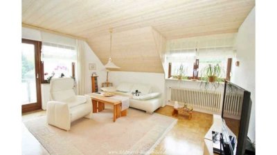 Freundliche DG-Wohnung mit vier Zimmern sowie Balkon und EBK und Garage in Affing-Gebenhofen