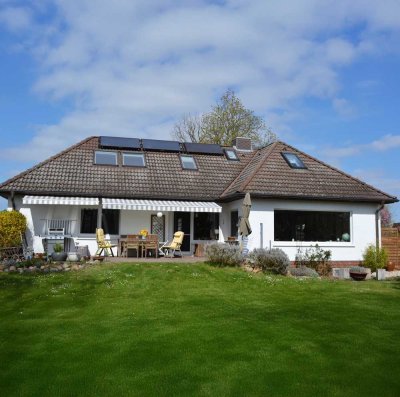 Großzügig, grün, ganz privat - Bungalow mit Bauplatz!