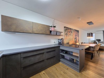 Neuwertige Wohnung mit Eigengarten, Dachterrasse und zwei Garagenplätzen.