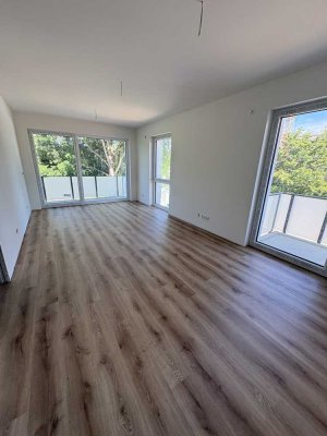 barrierearme Neubauwohnung mit 2 Zimmern, Designbelag, 2 Balkonen, Vollbad HWR, Keller, Stellplatz