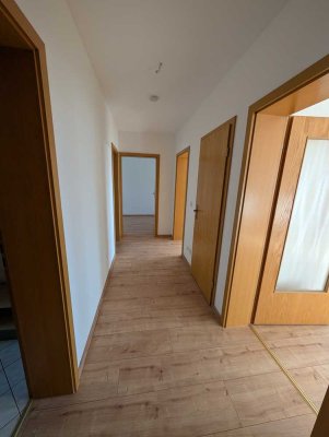 + Wohlfühloase mit Balkon & EBK - Tolle 3 Zimmer Wohnung +