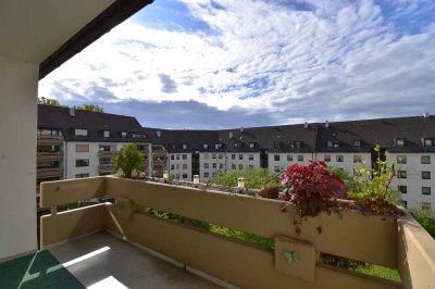 Großzügige 2-Zimmer-Wohnung mit idealer Anbindung an die A8, Tiefgaragenstellplatz und Balkon!