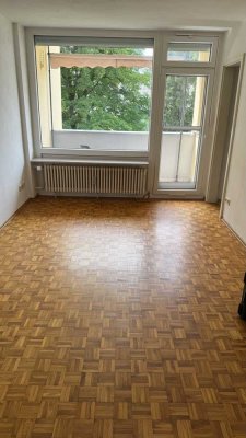 Stilvolle 1-Zimmer-DG-Wohnung mit geh. Innenausstattung mit Balkon und EBK in München Ramersdorf