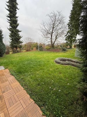 Bornheim-Waldorf, Erdgeschoßwohnung  mit Garten und Garage