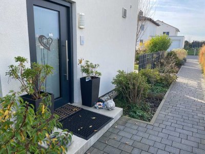 Hagenbüchach, nette Familie erwünscht ! DHH 125 m² Wfl., EBK, Fußbodenheizung, Terrasse, Garten