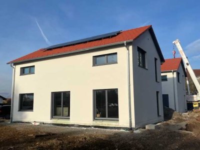 Sparen mit Eigenleistung. Ihr Zuhause in KFW 40 Bauweise als Ausbauhaus mit großem Grundstück.