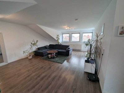 Charmante 2-Zimmer-DG-Wohnung mit Balkon und moderner Einbauküche