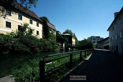 Mehrfamilienhaus mit Carports
