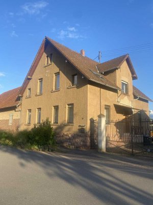 Altbau Wohnhaus mit hohen Decken