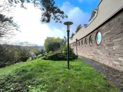 Exklusives Anwesen: 557 m² Wohnfläche, Wellness-Oase auf 3.588 m² idyllischem Grundstück.