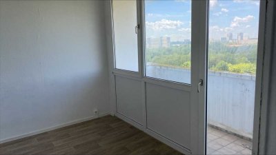 Blick ins Grüne mit offener Küche und Aufzug in Halle