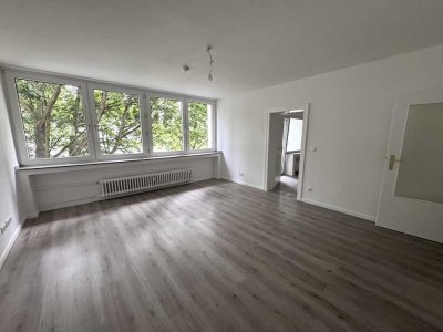 ** schöne 2 Zimmer Wohnung mit Balkon und Aufzug **