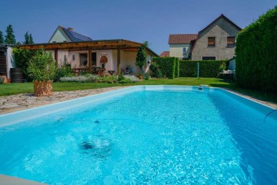 *Reserviert* Idyllische Doppelhaushälfte mit großem Pool und großzügigem Grundstück - Provisionsfrei