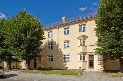 Sanierte Zwei-Zimmer-Wohnung mit Abstellkammer und Fußbodenheizung im Bad
