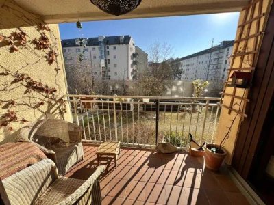Helle 4-Zimmer-Wohnung. Frisch renovierte Wohnung im 1. OG mit Einbauküche, Loggia, Garage, Hof